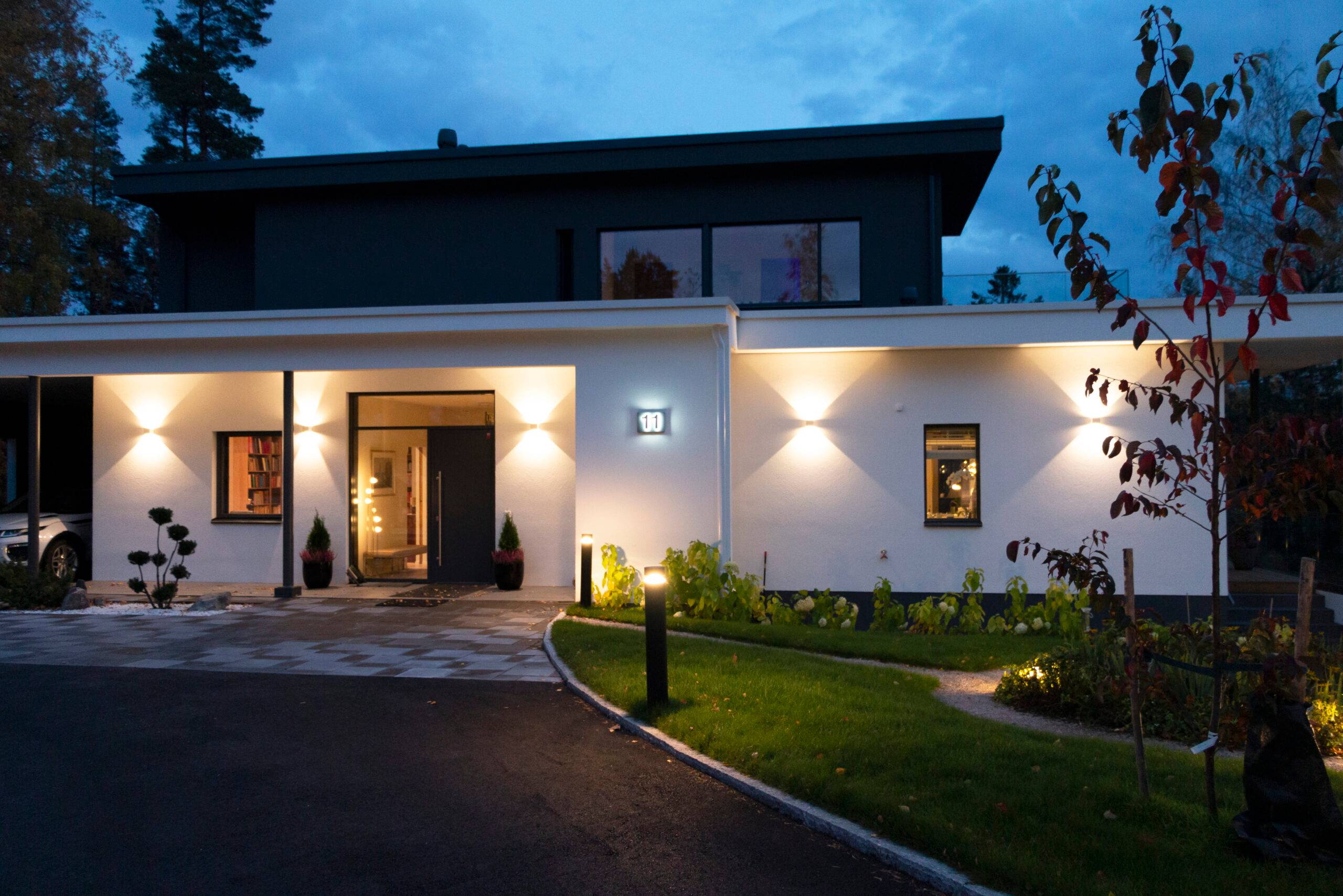 LED-exteriörbelysning vid entrén och på ytterväggarna