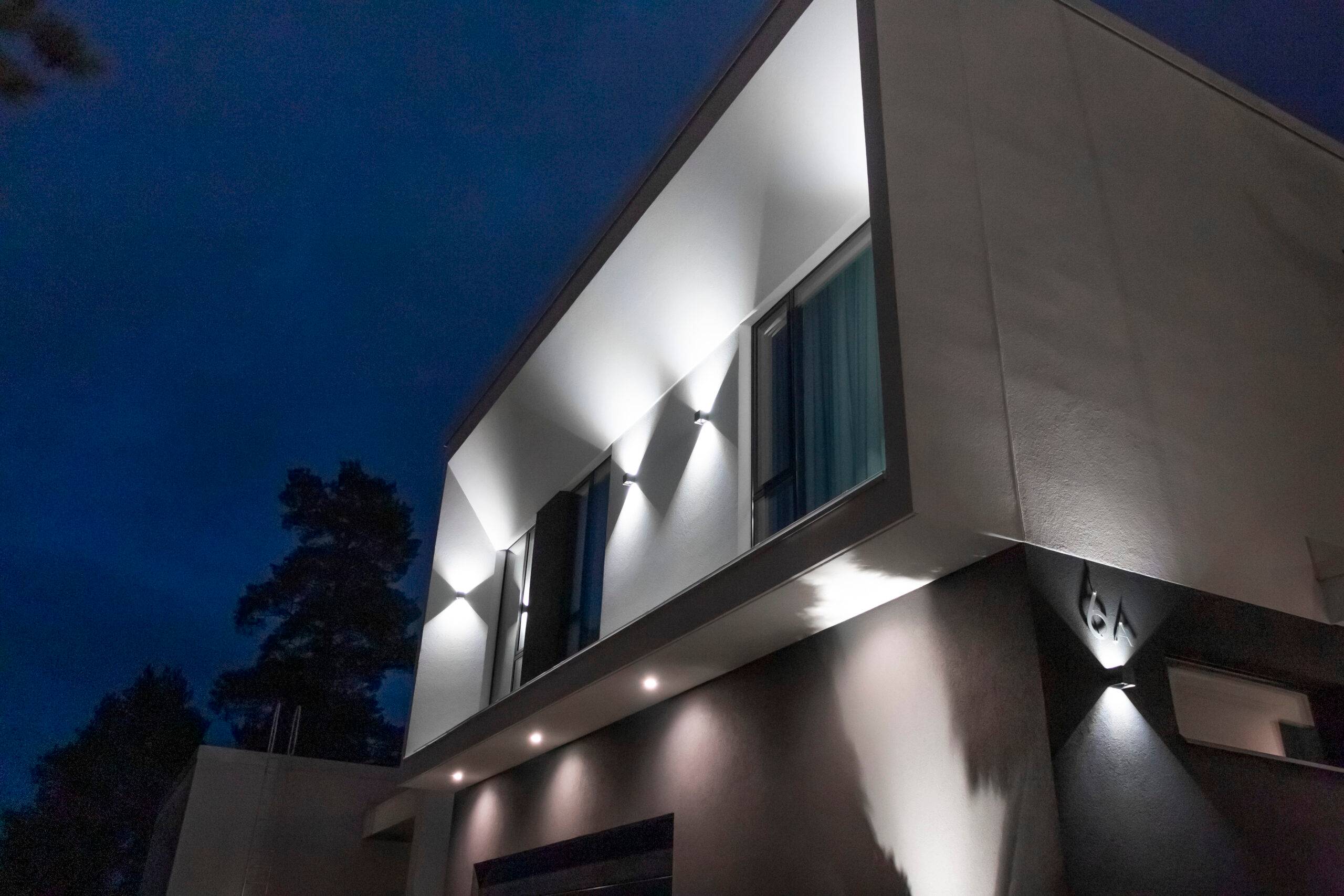 Belysningen på innergården skapas av vägglampor och LED-strålkastare som pekar nedåt. Dessutom lyser en vägglampa upp husnumret. 