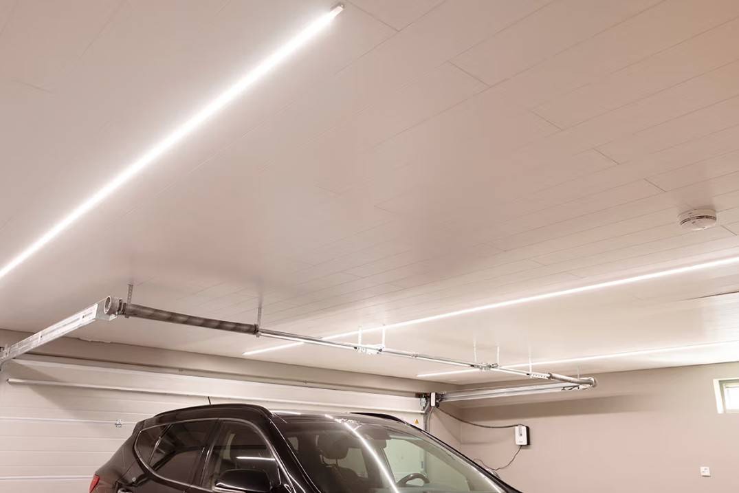 led-list i kupolprofil på garagetaket, jämnt fördelad över hela utrymmet
