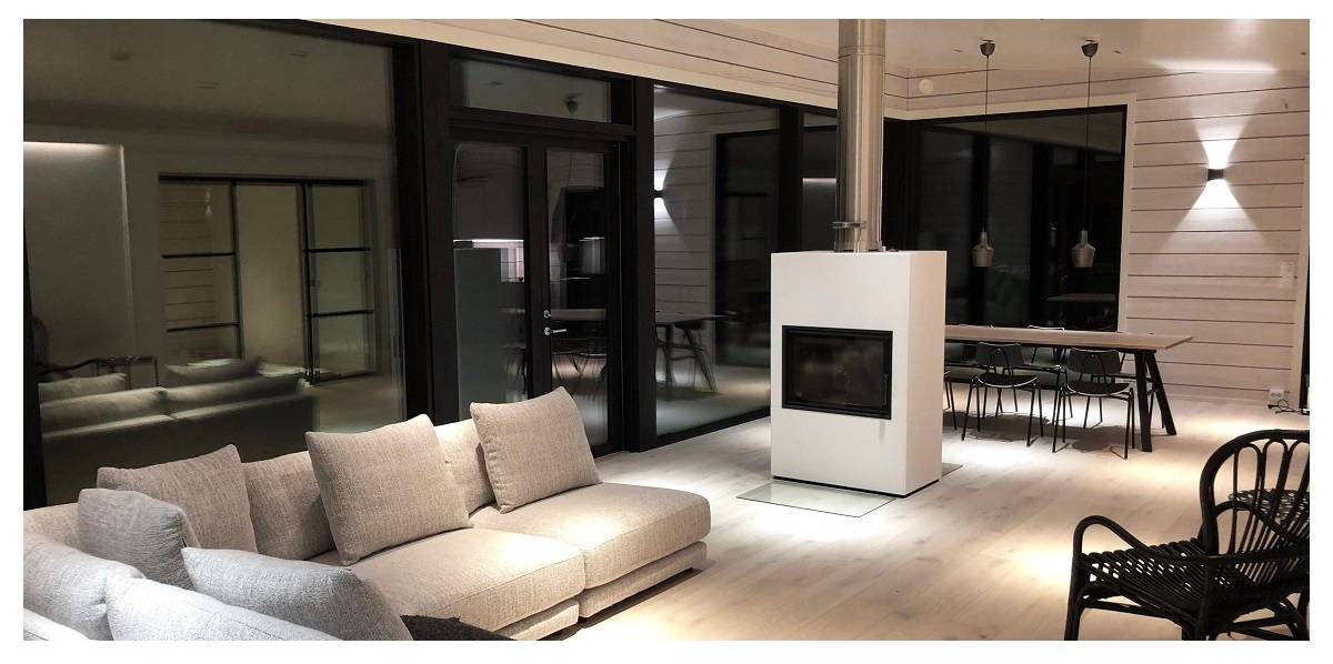 Ljusdesign i vardagsrummet Utrymmet önskas ha indirekt stilbelysning med infällda spotlights med smal vinkel
