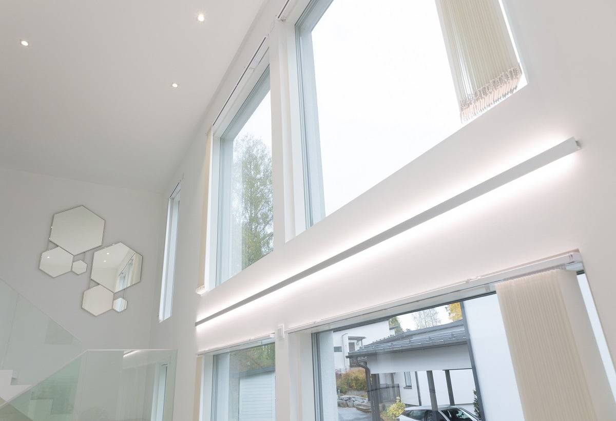 LedStore.fi onlinebutik produktbeskrivning: den moderna interiören har fantastiska stora och höga fönster, problem med snygg LED-belysning. Denna belysning låter naturligt ljus flöda in. På de vita väggarna finns en konstnärligt arrangerad uppsättning sexkantiga speglar nära trappan med en glasbalustrad. Utanför är uppfarten kantad med parkerade bilar, vilket fullbordar den moderna stilen.