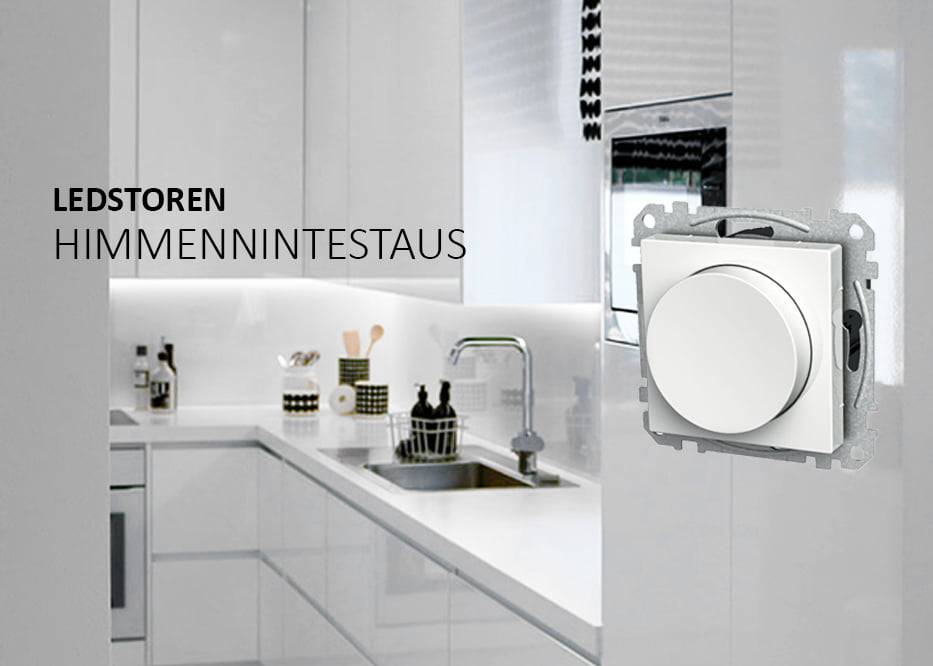Modernt kök med vita skåp; stor rund dimmerbrytare framtill för styrning av LED-belysningen, med texten "LEDSTOREN DIMMING SET" till vänster.