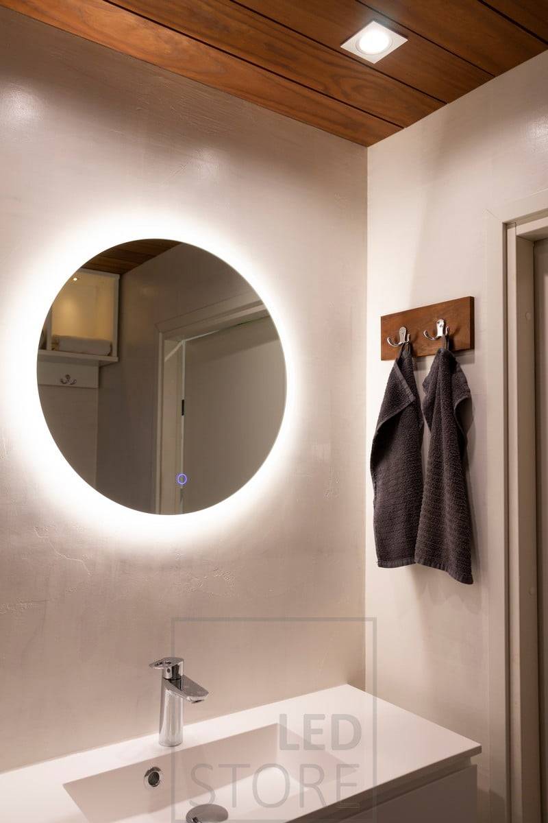 Den mindre MOON light-spegeln med en diameter på 600 mm är idealisk för badrum och toaletter för att skapa atmosfär och extra belysning (IP55). KANTTI-spotlighten ovanför spegeln ger direkt ljus till ansiktet. Ledstore.fi