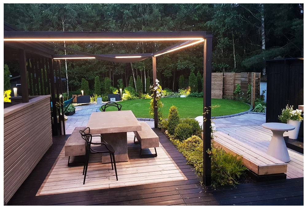 Pergolans överkant är belyst på tre sidor med LED-remsa