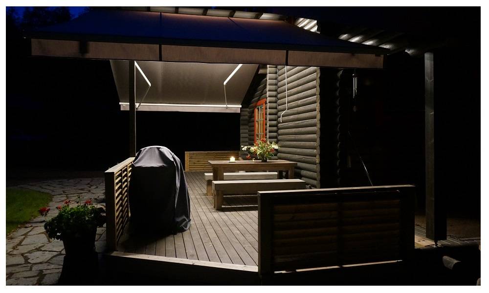 Ljus från terrasstaket skiner in på terrassen