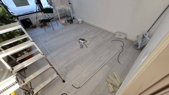 LED-list i aluminiumprofil som är redo att lyftas på plats. Två L-formade skenor med färgtemperaturreglerbara LED-lister. Anslutningsledningarna i ändarna på remsorna är ganska korta, eftersom strömförsörjningen placerades mycket nära remsorna.
