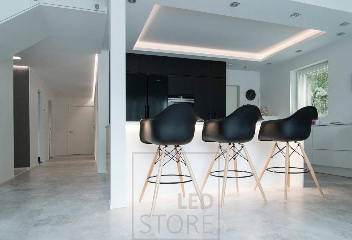 I köket finns det förutom indirekt belysning även LED-spots runt läppen på nedervåningen. Ledstore.fi 