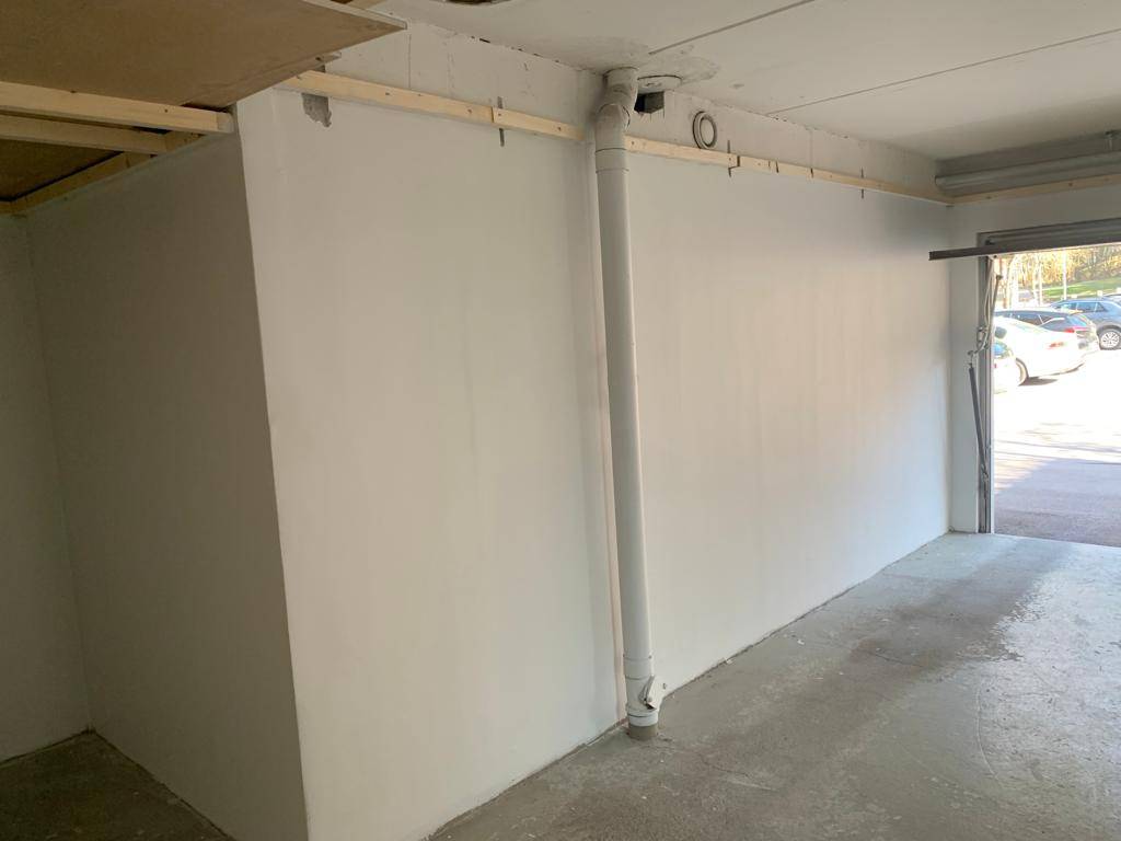 Målning pågår för renovering av garage