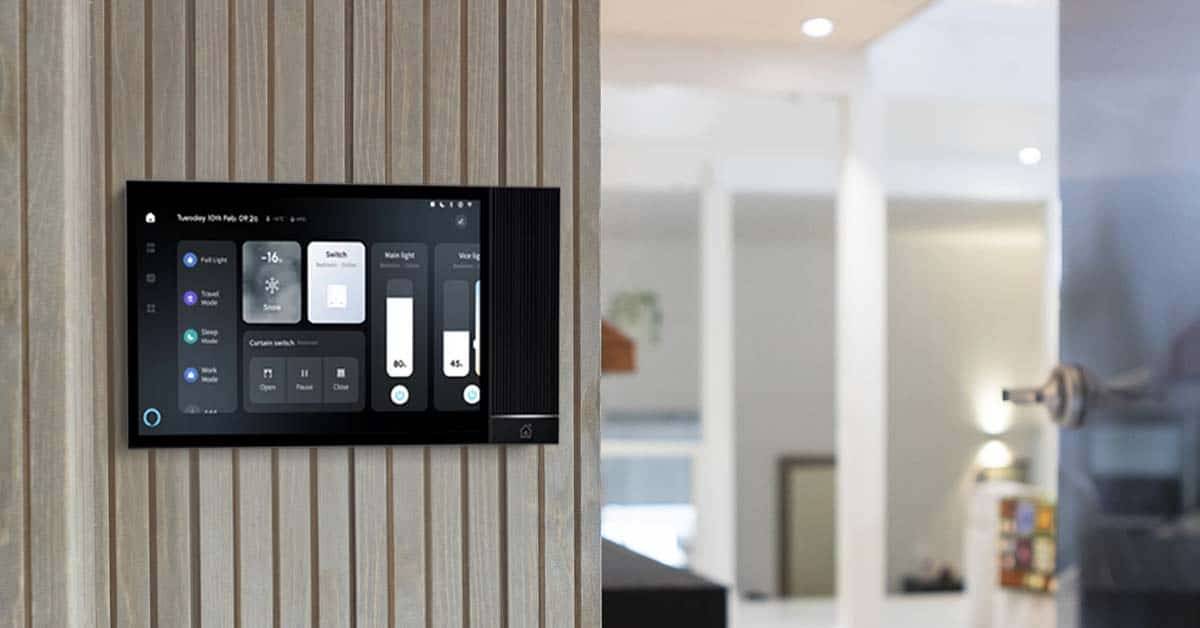På den beige väggen i ett modernt hem sitter en smart kontrollpanel från LedStore.fi för styrning av LED-belysning och hemmabio.