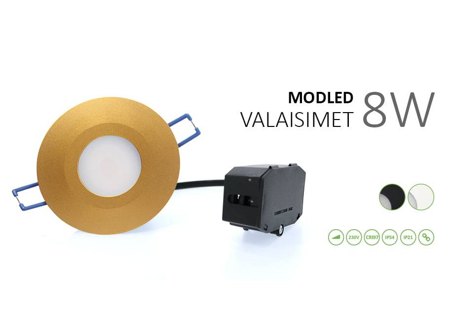 Guldfärgad rund LED-lampa "MODELED LIGHTS 8W" med svart nätdel, 230V, CRI95, IP44/IP21-klassad för stil och funktionalitet.