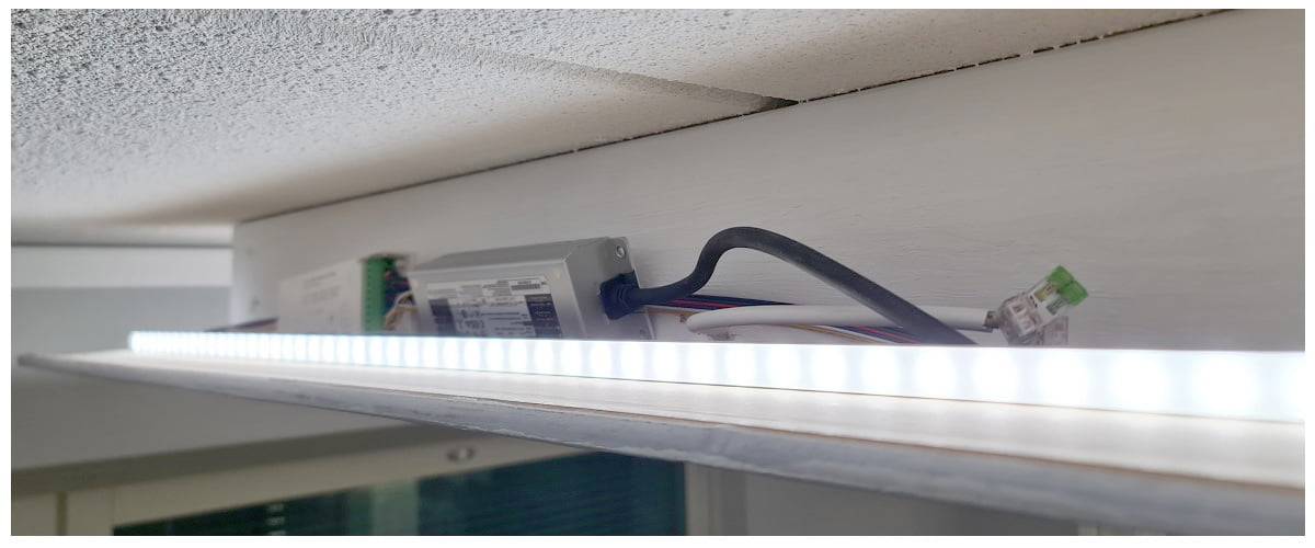 Bytare på hylla, sänkt tak och led strip