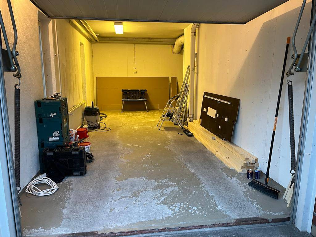 Garagelamporna är fortfarande tända - renoveringen börjar