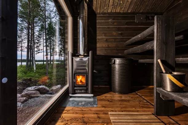 svart bastu behöver mycket ljus, bilden visar ett väggstort fönster i en svart bastu