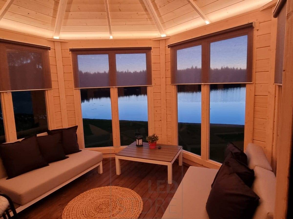 Det vackra taket accentueras med belysning, vilket skapar ett atmosfäriskt ljus i utrymmet. Ledstore.fi