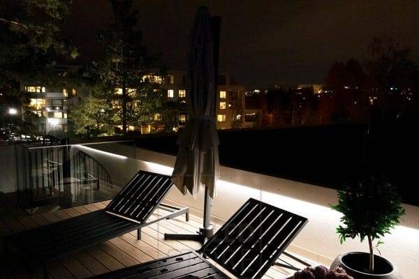 Under räcket för terrassbelysningen finns en led-remsa som indirekt belyser terrassen.