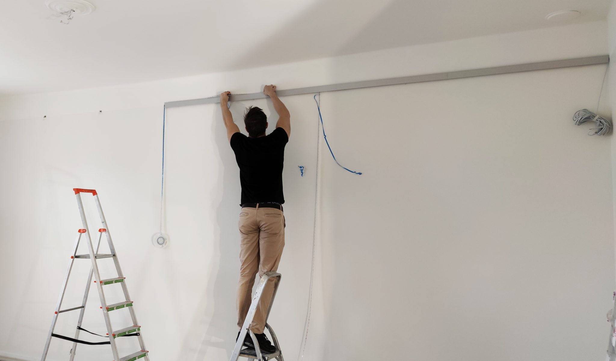 Installation av led-armatur på väggen