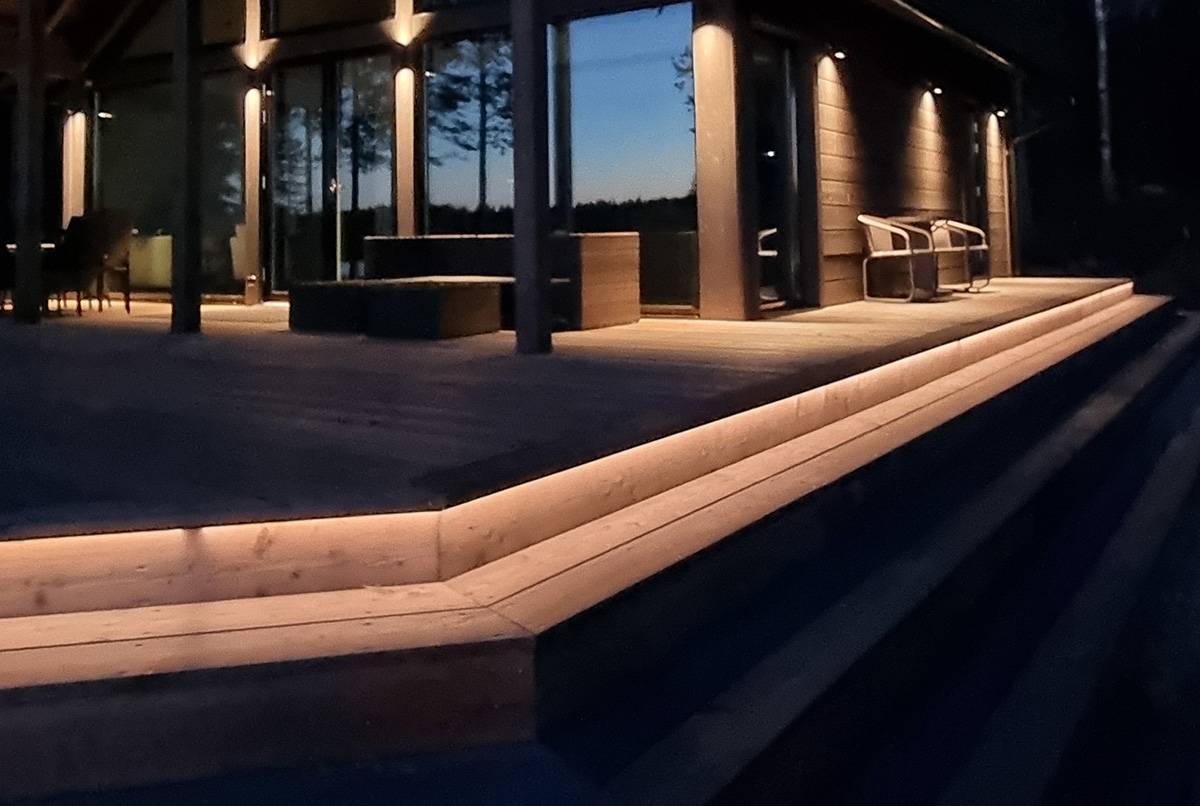 Trappan kan separeras visuellt från terrassytan med hjälp av en LED-ljuslist.