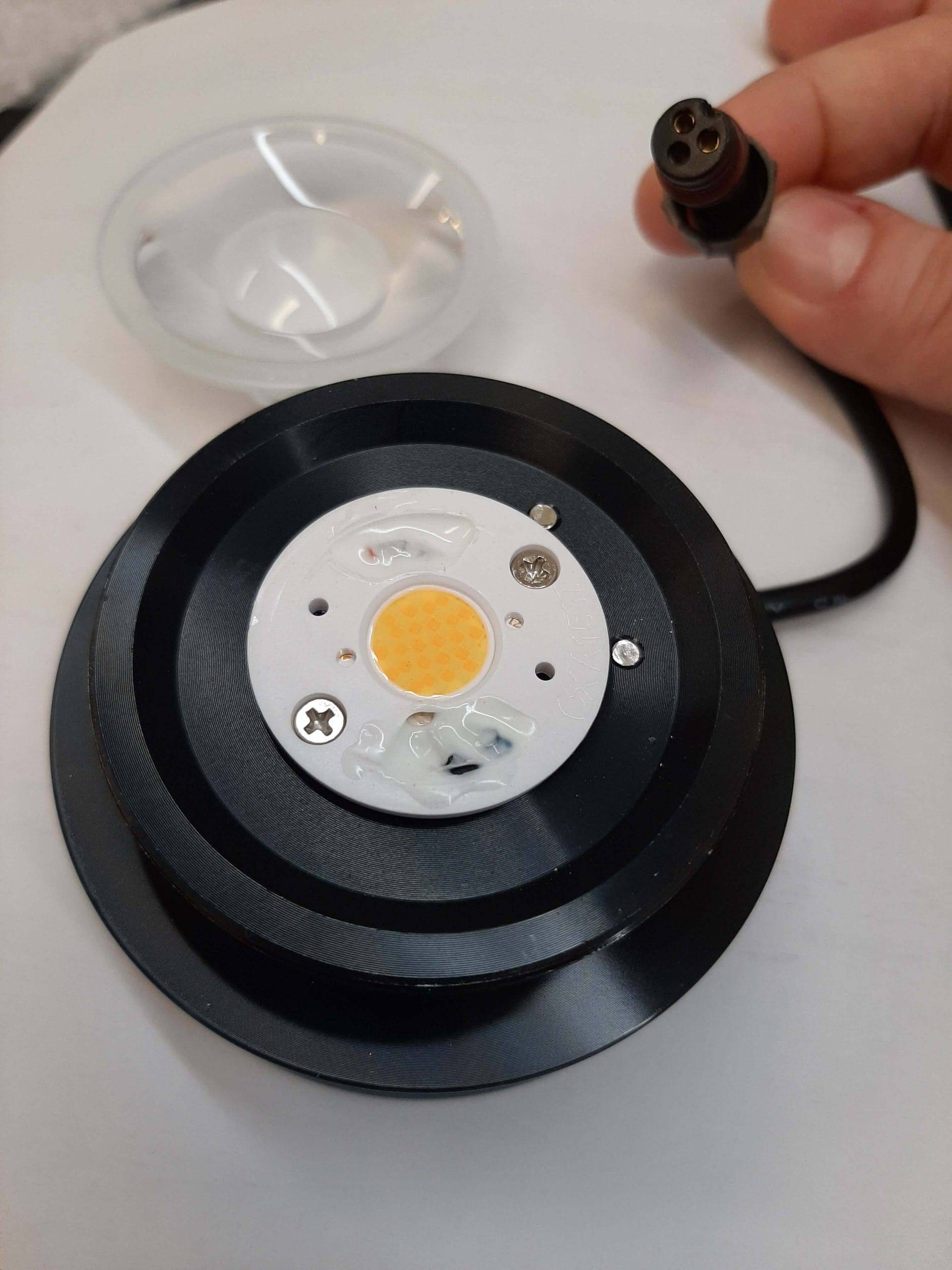 Spotlight med justerbar färgtemperatur och multifunktionell led-krets, copyright LedStore.fi