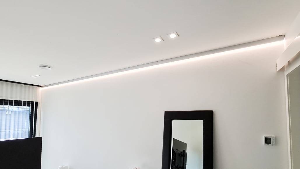Indirekt ljus installerat i sovrumstaket och spotlights som allmänbelysning.