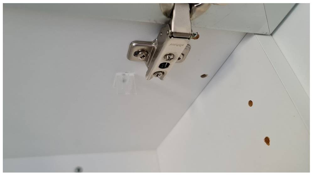 diskret led-profilfäste och hål för kabel