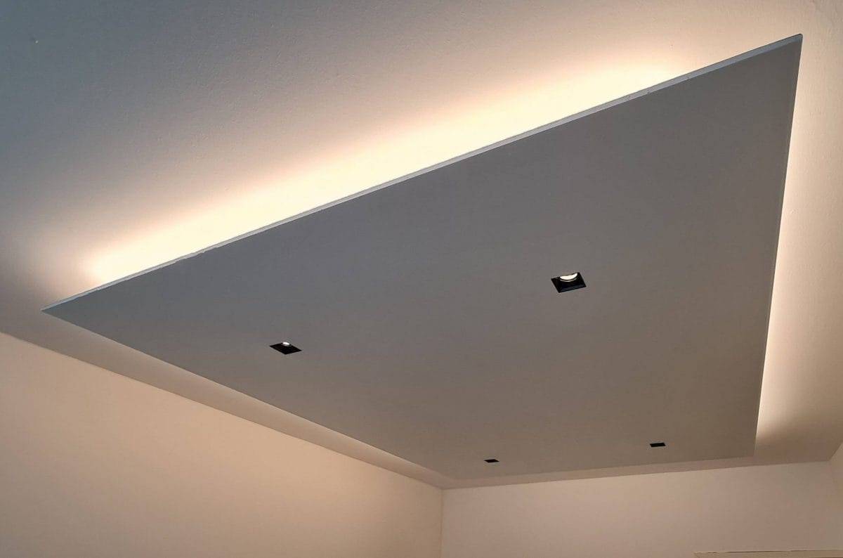 Belysningsrenovering av gipstaket klar, varmt tonat ljus valt