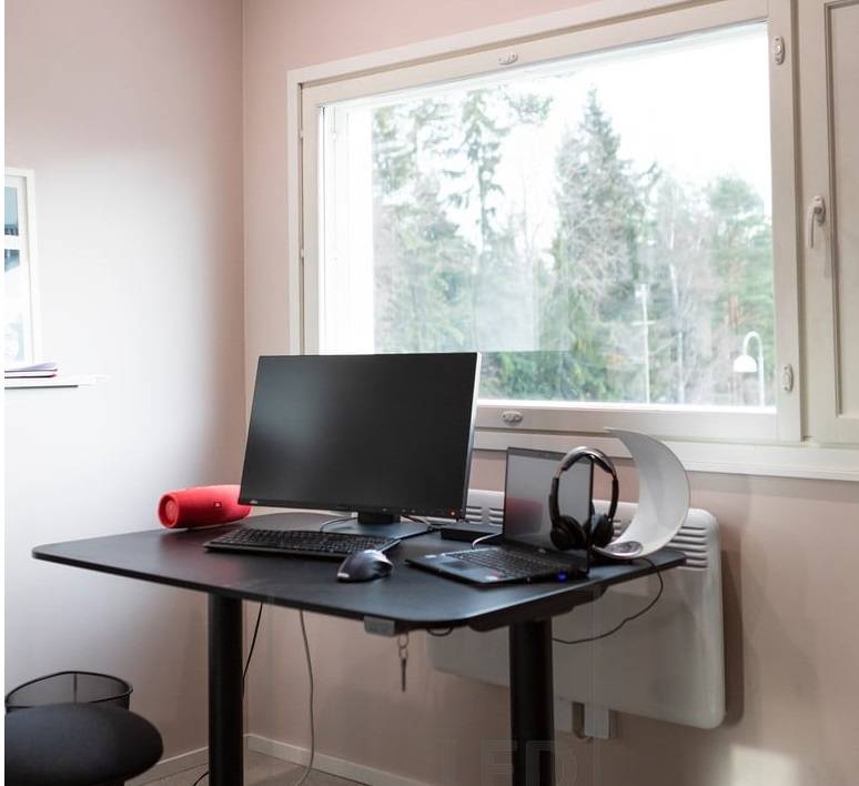 Naturligt och artificiellt ljus på hemmakontoret. Ljusdesign påverkar också humöret när man arbetar på distans.