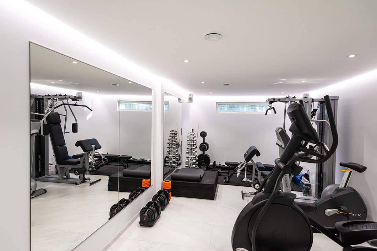 Ett litet gym med LED-stripbelysning och spotlights.