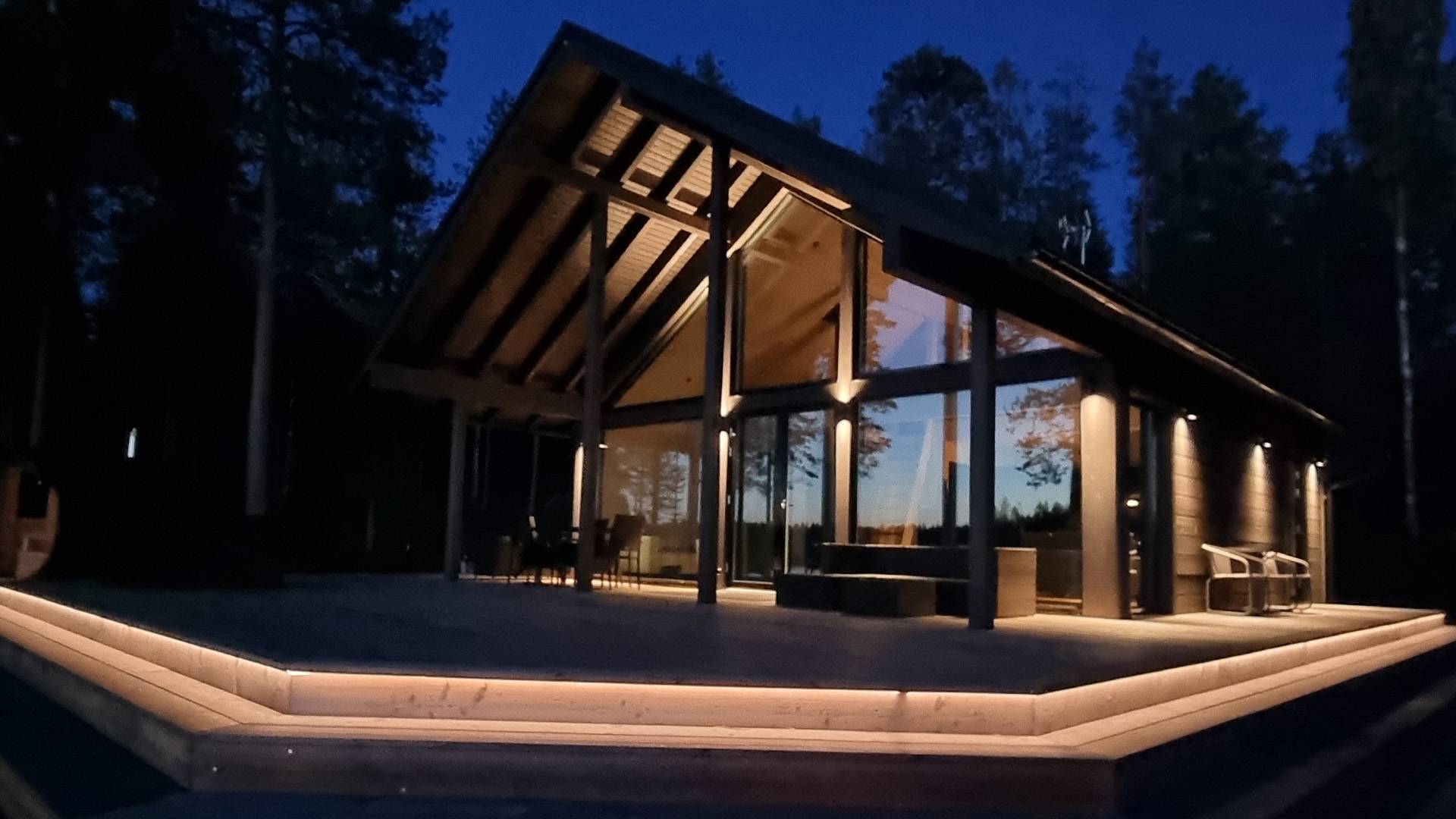 Belysning av innergården genom husets yttervägg och terrasstaket som reflektor, samt belysning av trappans första steg med LED-list.