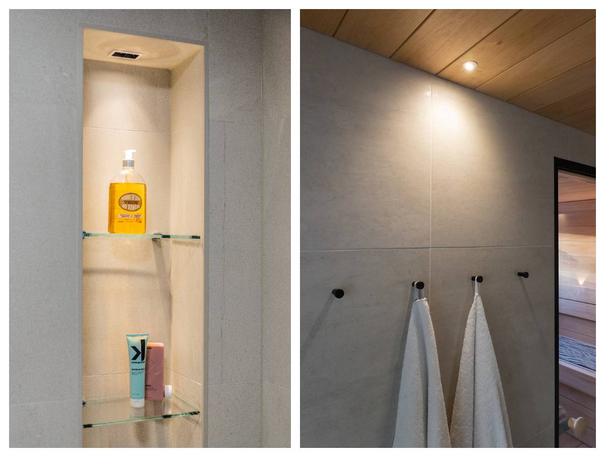 I badrummet har en dekorativ och stämningsfull look uppnåtts genom att belysa den tredelade smala glashyllan med en tvättmedelsdispenser ovanifrån. På den andra bilden belyser en liten bastupunkt infälld i taket handdukskrokarna. 