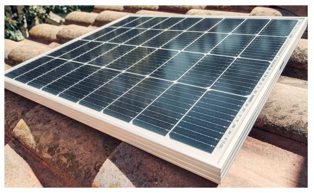 Solpanel på taket och LED-ljusslingor inne