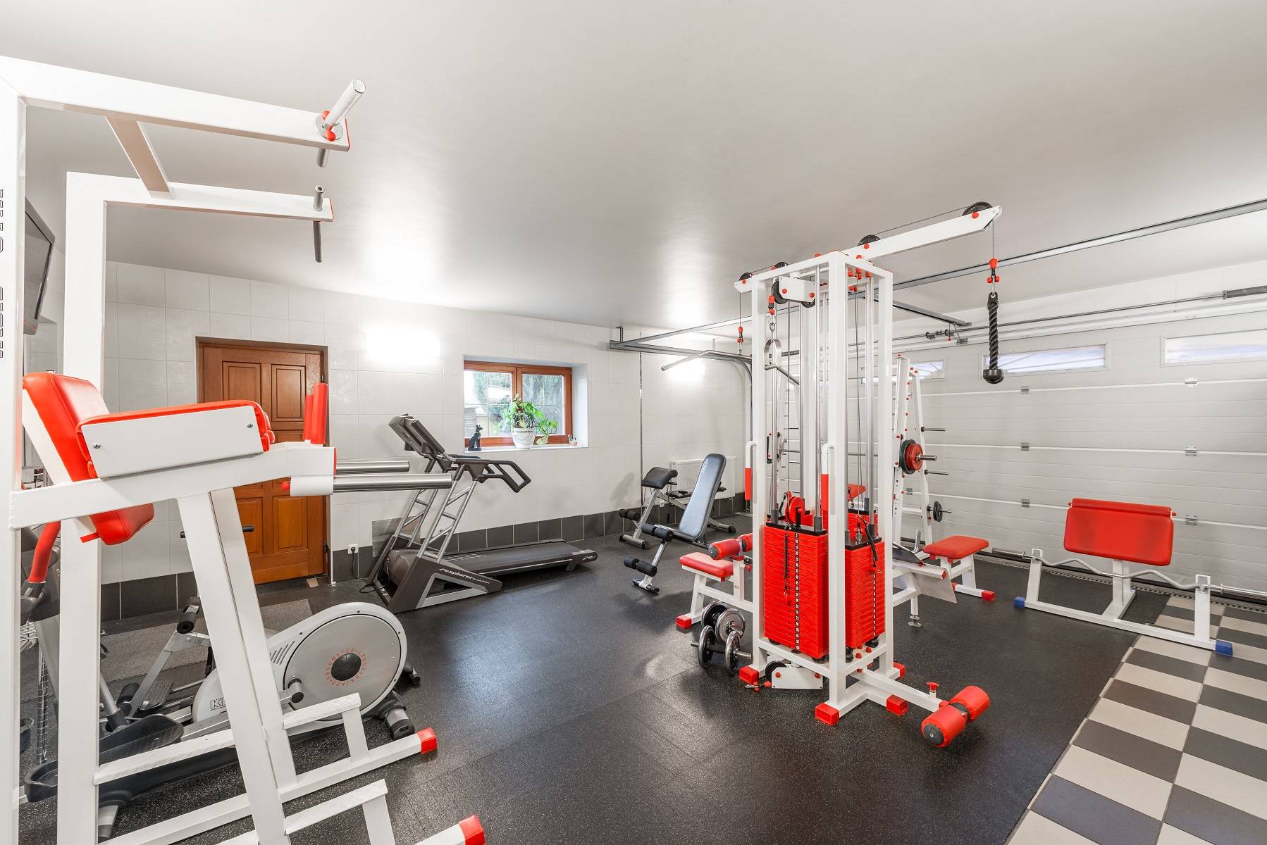Garagelampor med ljusa vägglampor när utrymmet är ett gym.