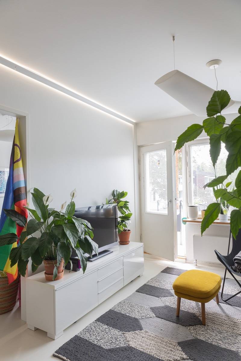 RGB+CCT led-remsa i vardagsrummet monterad på en välvd profil.