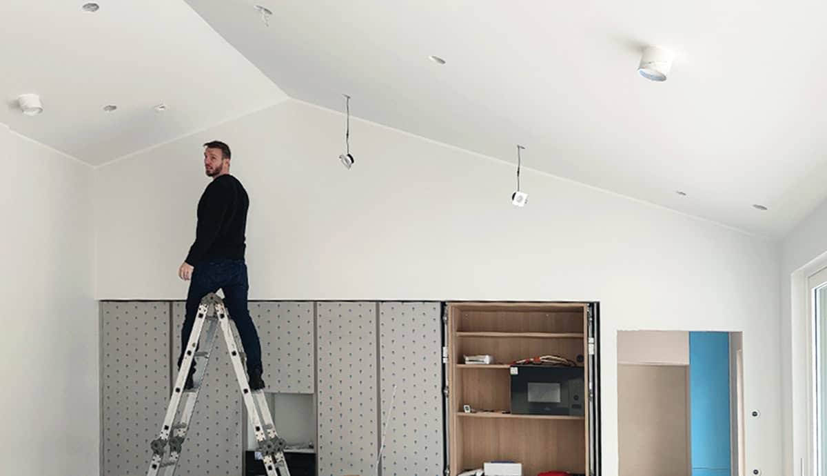 Installation av LED-spots i taket.