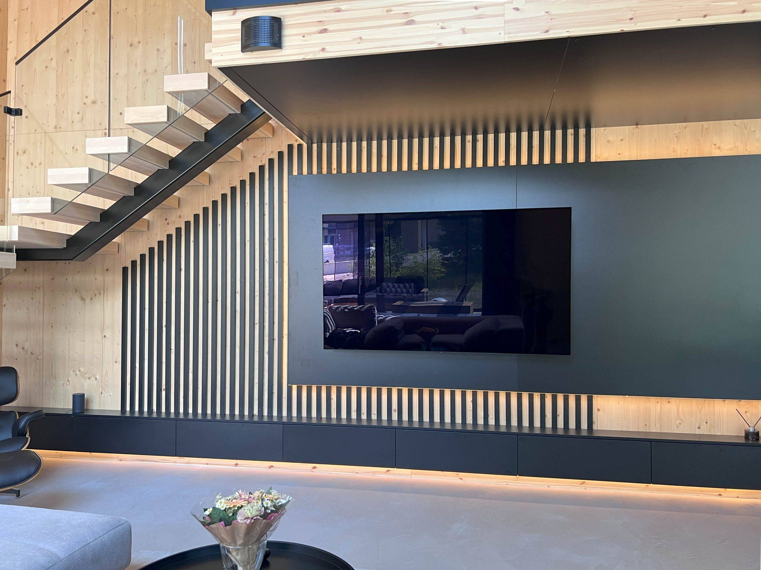 LedStore interiörbelysning, led-ljuslist bakom en TV-vägg som indirekt ljusskapare.