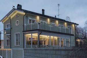 Mångsidig utomhusbelysning med LED-lister och spotlights.