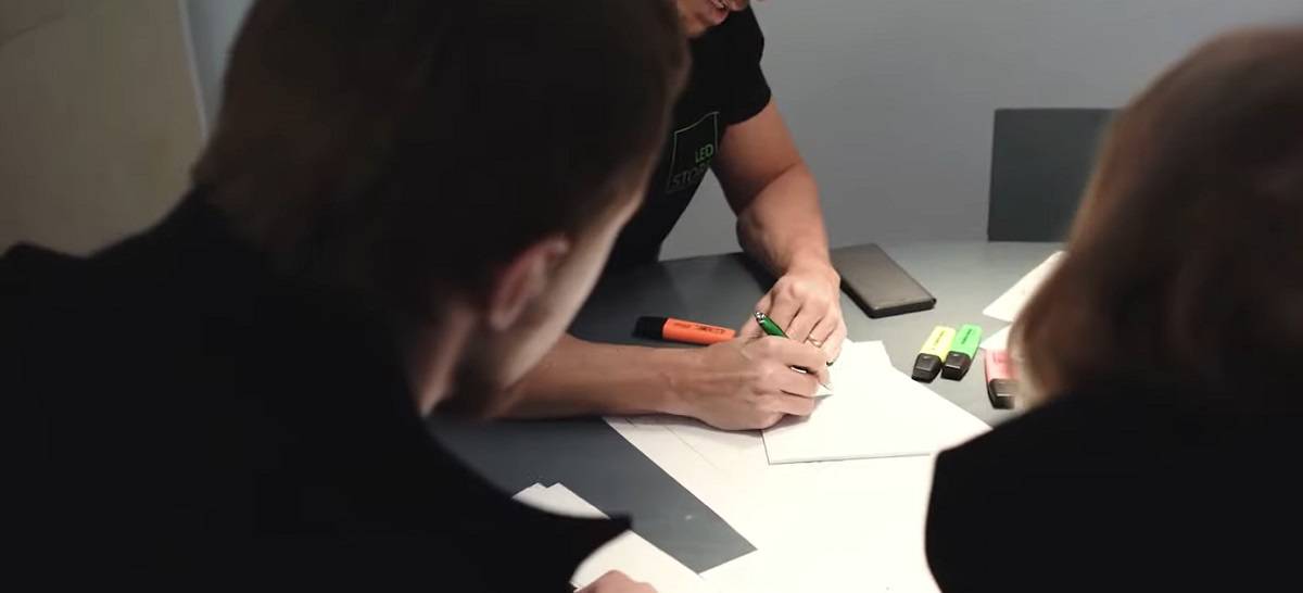 Ljusdesign vid bordet tillsammans med kunden