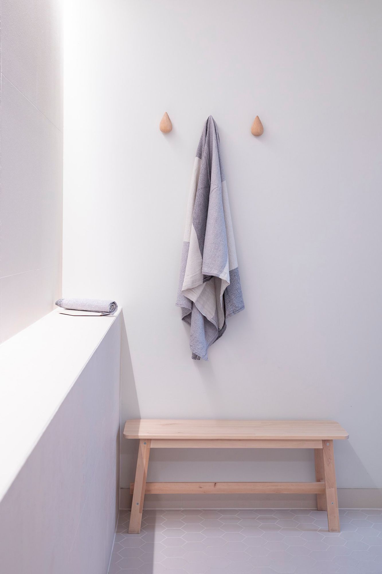 LED-listen i taket ger en bra allmänbelysning och skapar en spa-atmosfär i rummet. Ledstore.fi