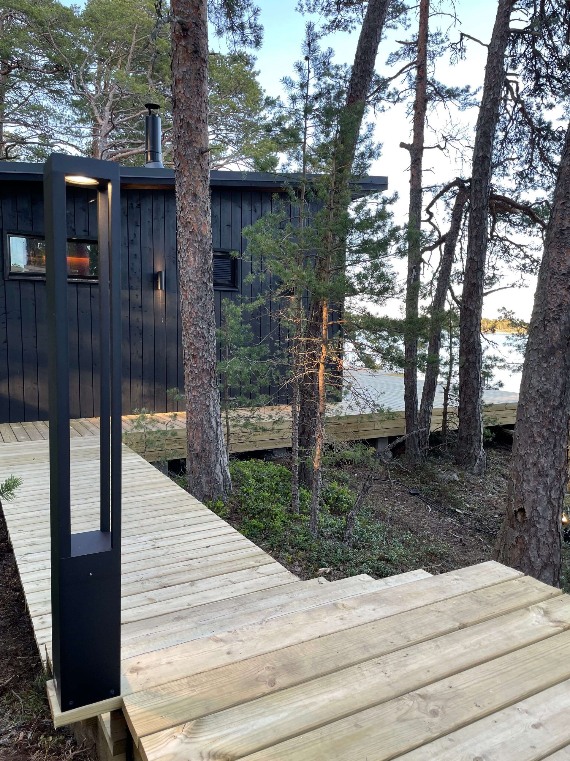 Funk pelararmatur installerad bredvid en gångväg.