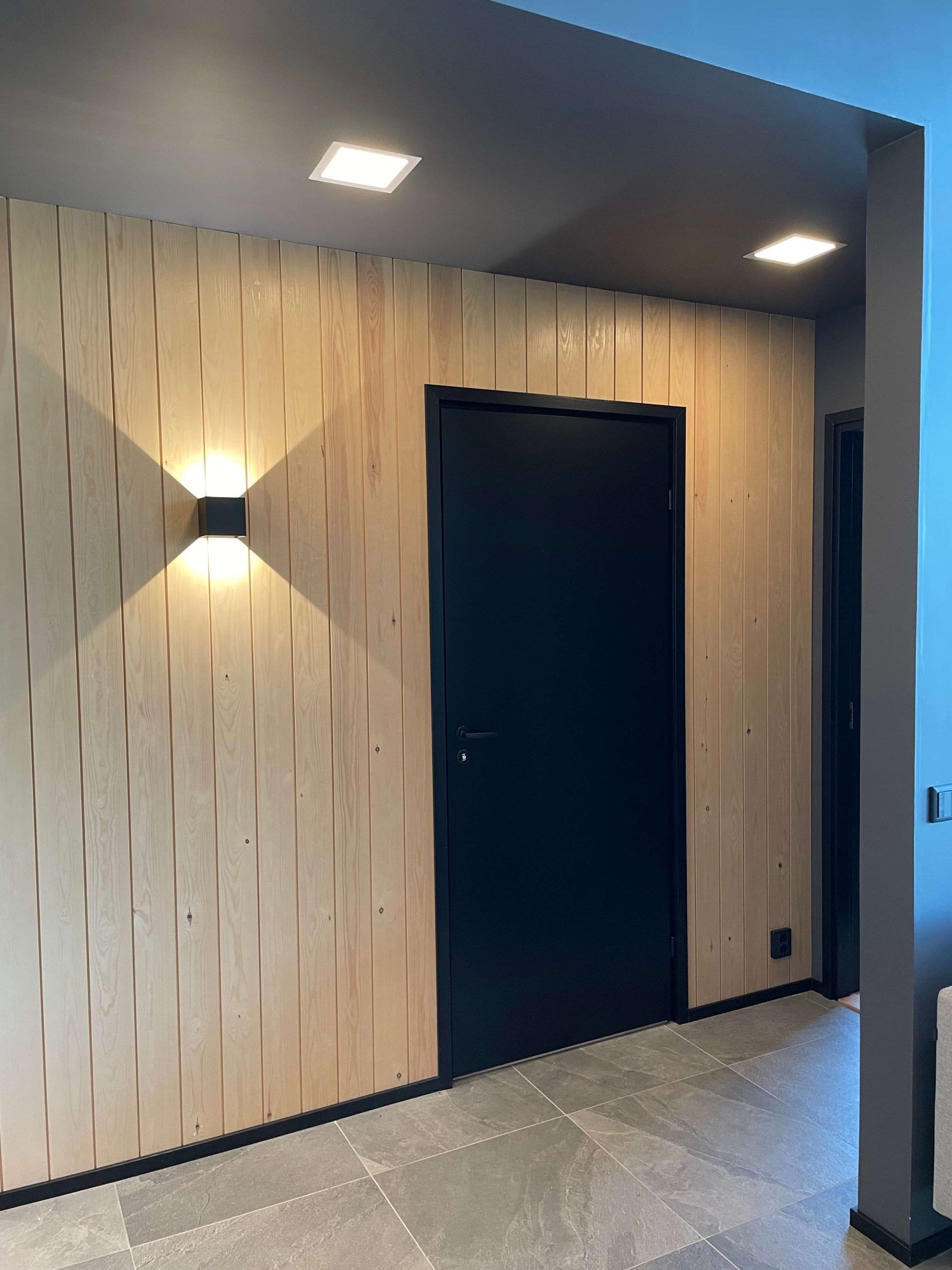 Funk vägglampa och Pnael200 paneler för korridorbelysning.