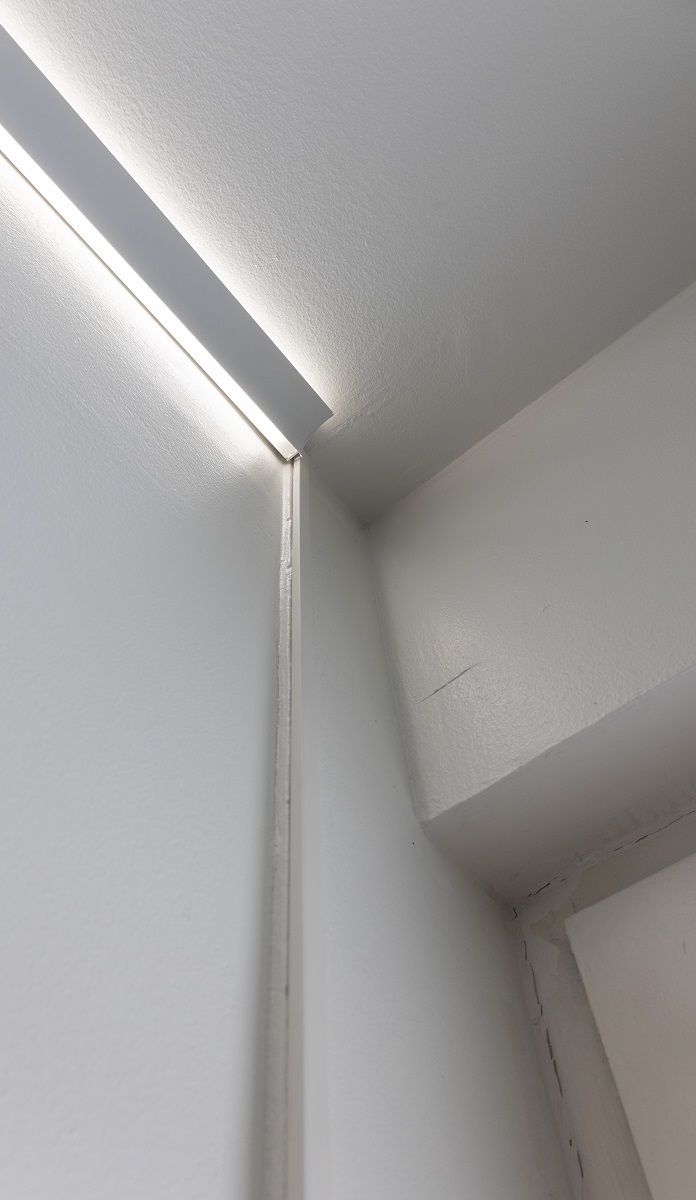 RGB+CCT-färgbandet har en brokig flatkabel som kan installeras snyggt med en kabelhållare.