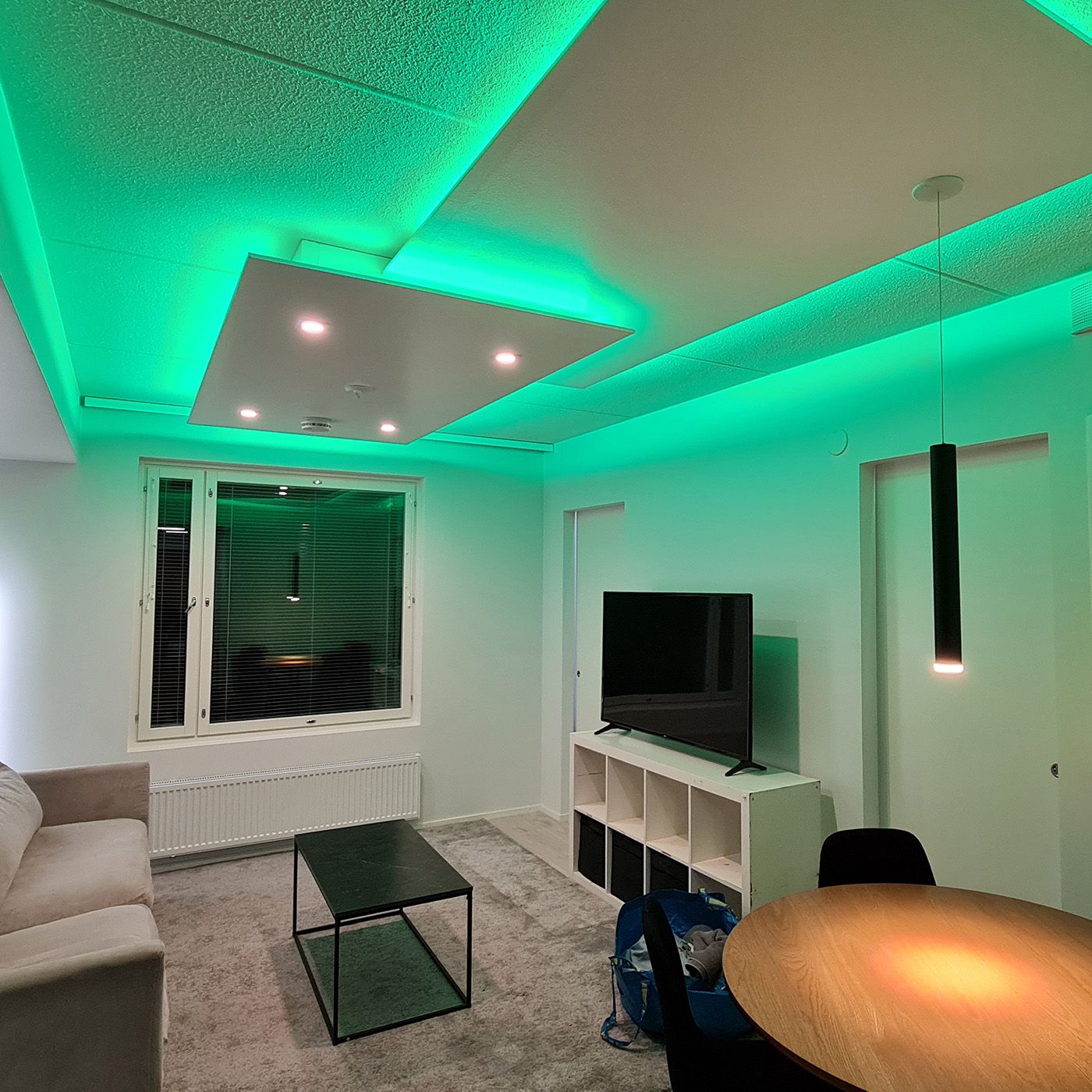 RGB+CCT färgband installerat på nedervåningen i ett vardagsrum med två rum och kök.