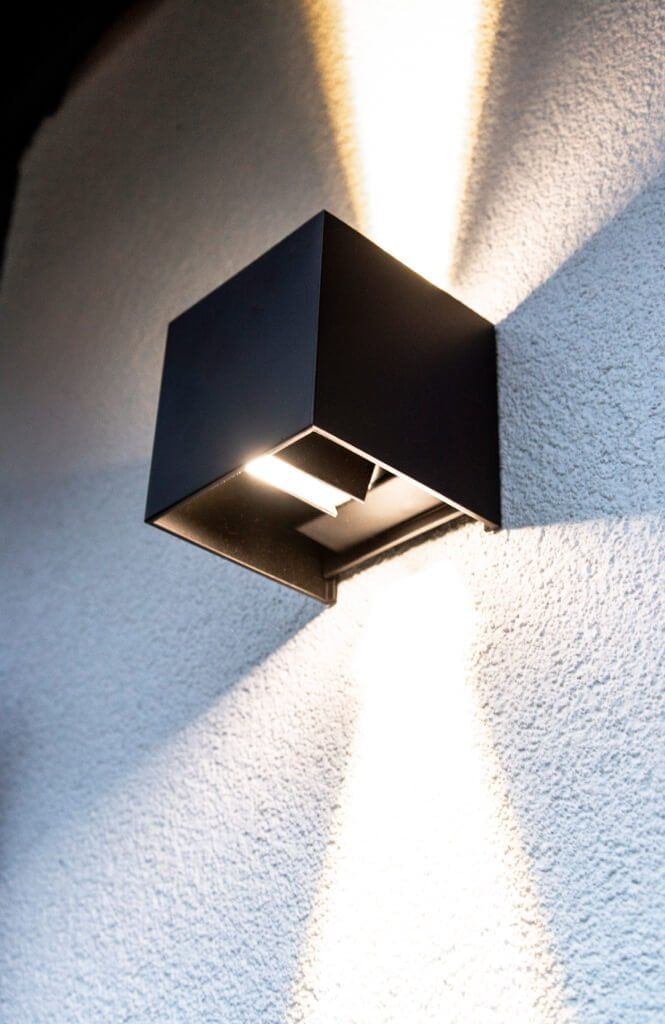 Grön bakgrund i mitten av en vit kvadrat med texten "LED STORE" i ett enkelt typsnitt, som främjar energieffektiva belysningslösningar.