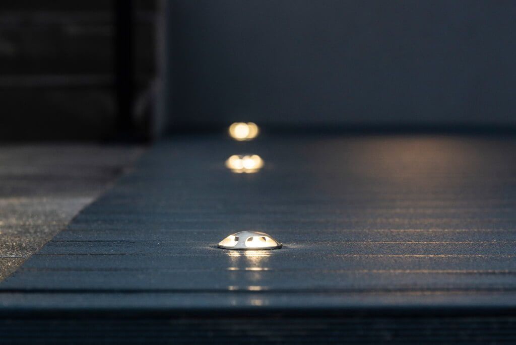 LED Store-logotyp på grön bakgrund med den vita texten "LED STORE" i mitten av en vit kvadrat.