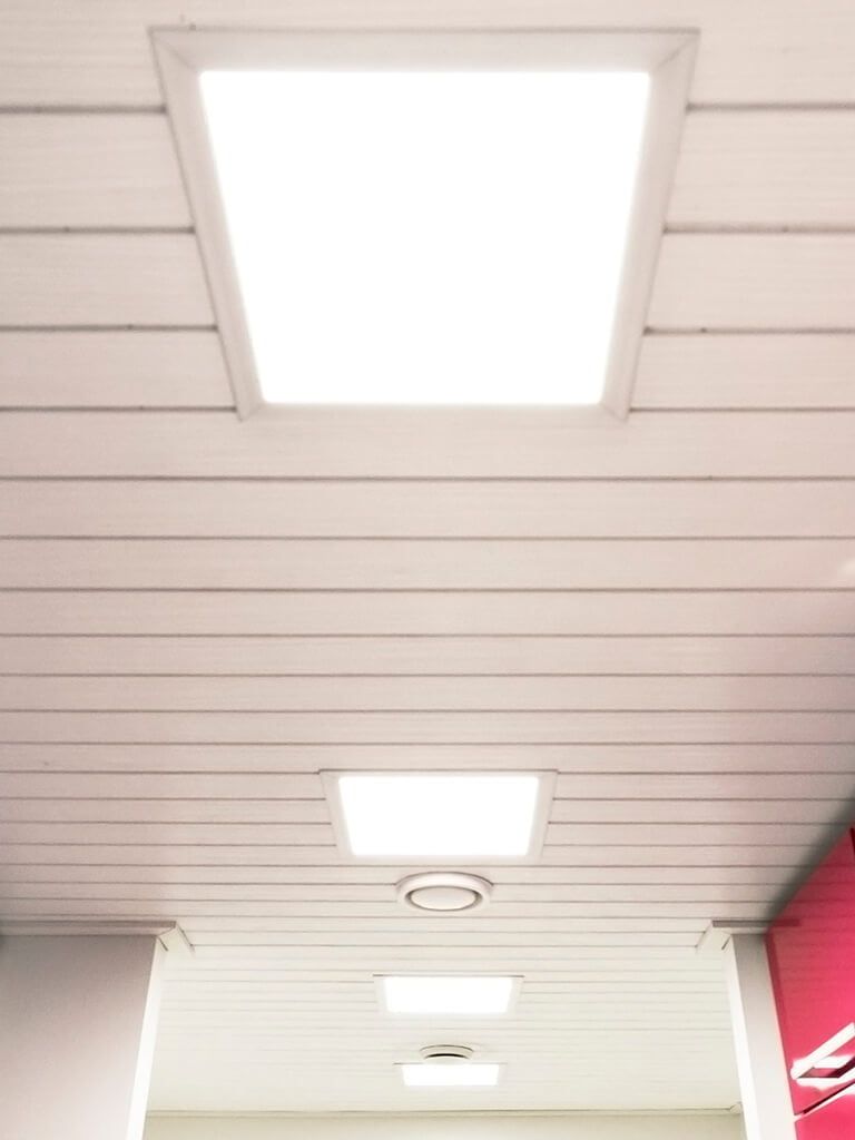 Bild av en grön bakgrund med en vit fyrkant i mitten med de stora bokstäverna "LED STORE" i fetstil. Perfekt för alla som älskar och handlar LED-belysning.