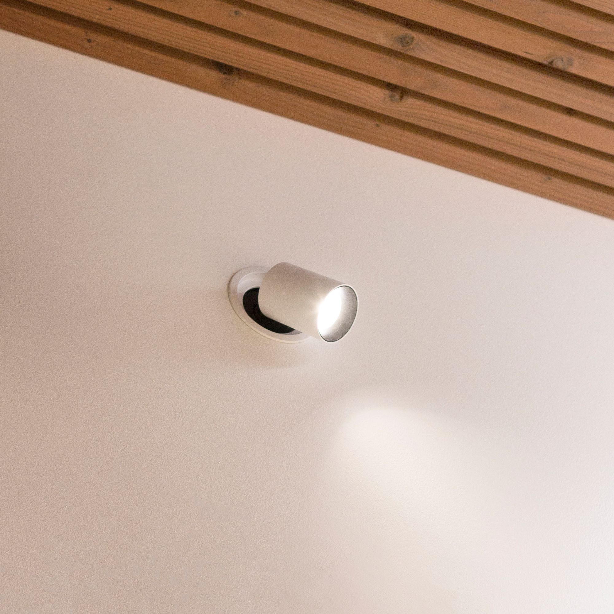 KOLO kan vridas 180 grader och roteras 360 grader, vilket gör den till en utmärkt accentlampa. Ledstore.fi