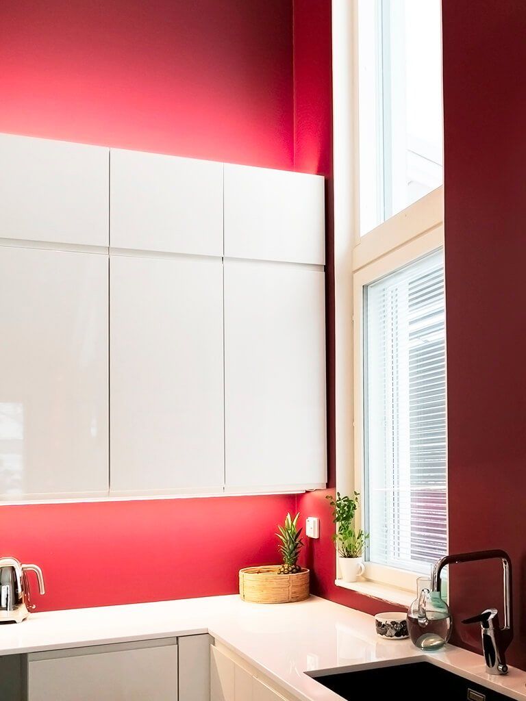 Grön bakgrund och vit fyrkant med "LED STORE" i vitt typsnitt; energieffektiva belysningslösningar till hands.