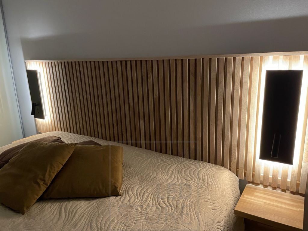 Svart natt- och läslampa NIGHT på båda sidor om sängen. Med stämningsbelysning och riktat läsljus, separata strömbrytare på lamphuset. Finns även i vitt och/eller med stickpropp. Ledstore.fi