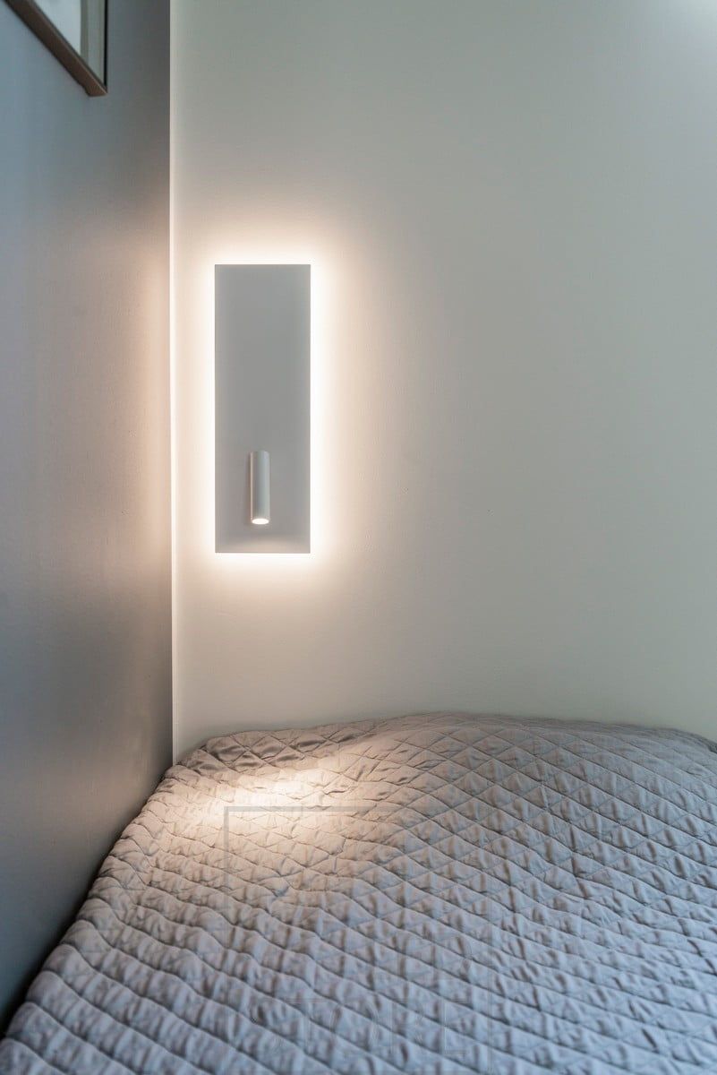 Vit NIGHT natt- och läslampa, med riktbart läsljus. Det indirekta stämningsljuset och läsljuset har separata strömbrytare. Ledstore.fi