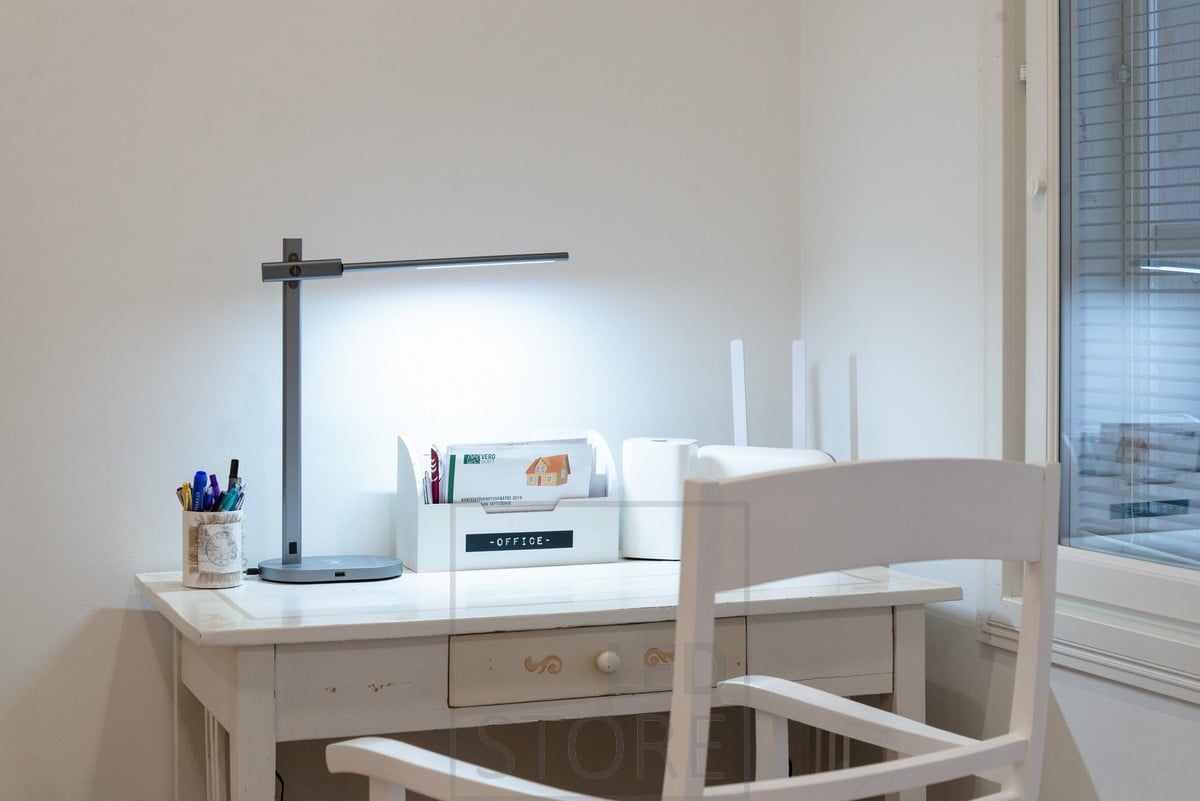 Kran arbetslampa. Multifunktionell arbetslampa med trådlös laddning, USB-uttag, färgtemperaturreglering, dimning och sleeptimer. Finns även i svart. Ledstore.fi