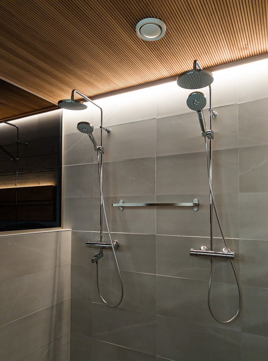 Badrum på en vägg med led-list